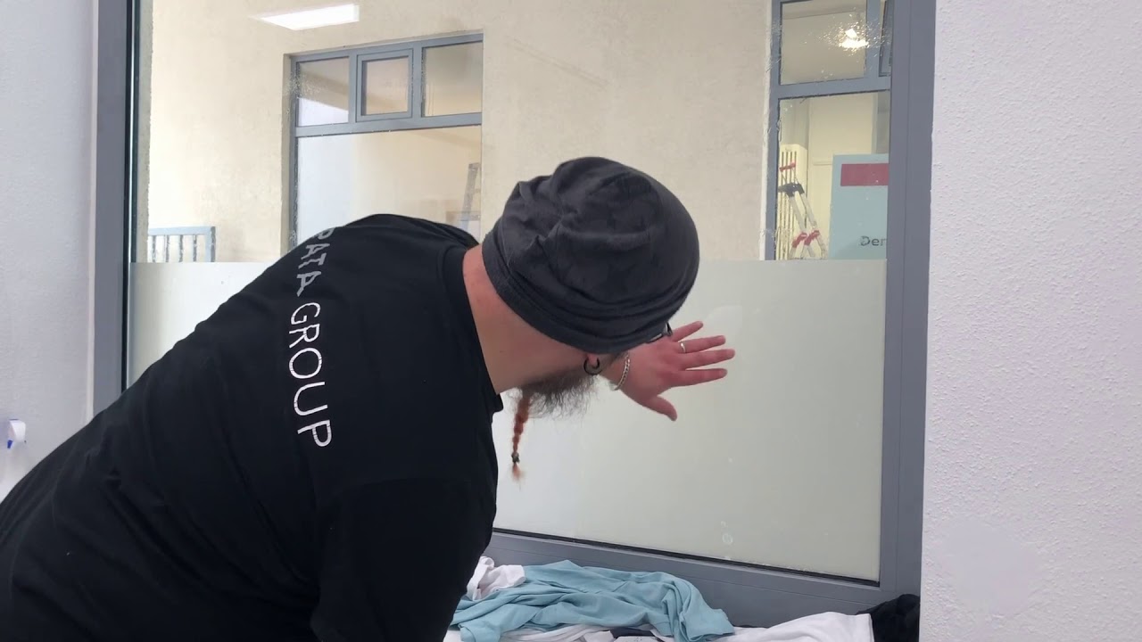 Fensterverklebung mit Milchglasfolie