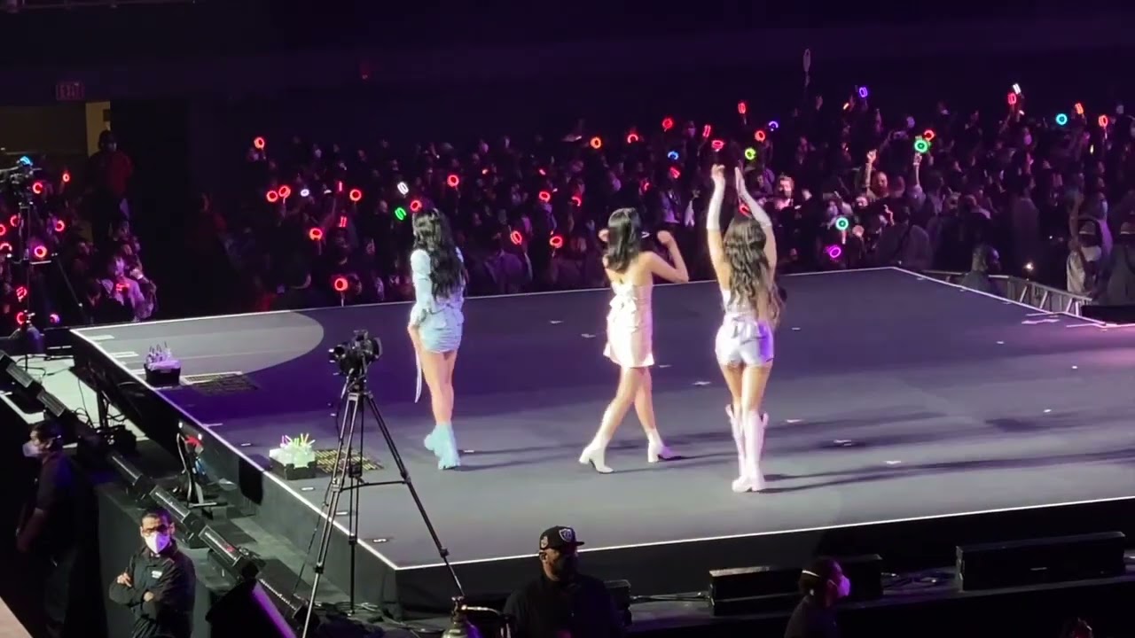 Twice - Misc Clips | 2022.02.15 Los Angeles, CA | 4th World Tour III
