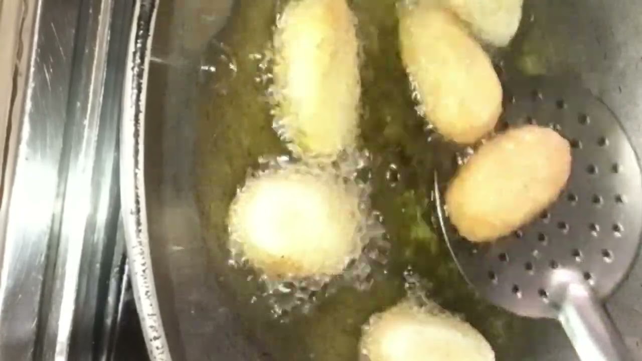 Market se bhi achi biskit ham ghar pe bana sakte hai suji or maide se 