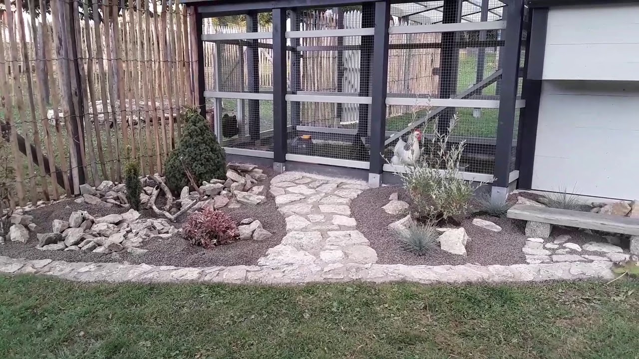 Quand le poulailler devient un ensemble de décoration au jardin r(3)