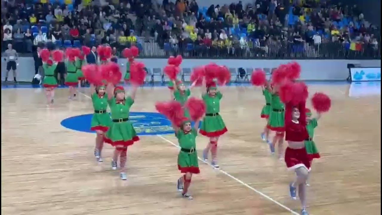 Majoretele de la Kangoo Jumps au vestit deschiderea Târgului de Crăciun de la Turda
