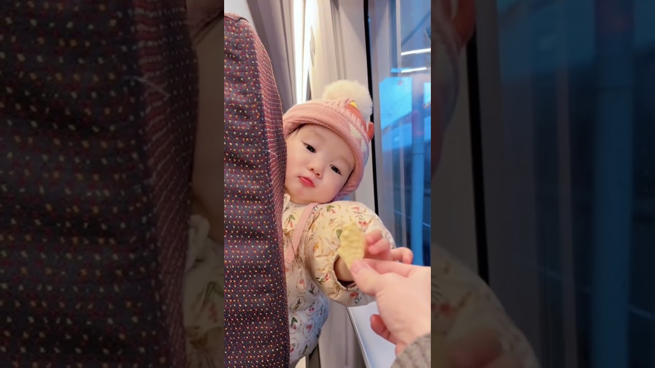 POV：When your kid makes a new friend on the airplane.✈️❤️#Kids #NewFriend #Travel #toddler #thankful