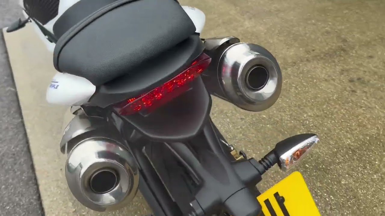 TRIUMPH STREET TRIPLE 675 2011 - ONLY 9109 MILES