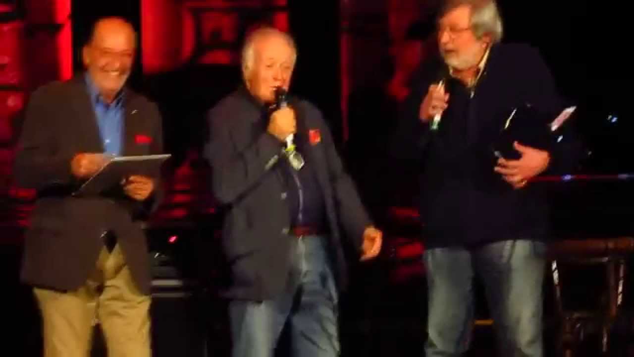 Francesco Guccini premia Guido De Maria al Tenco 2015