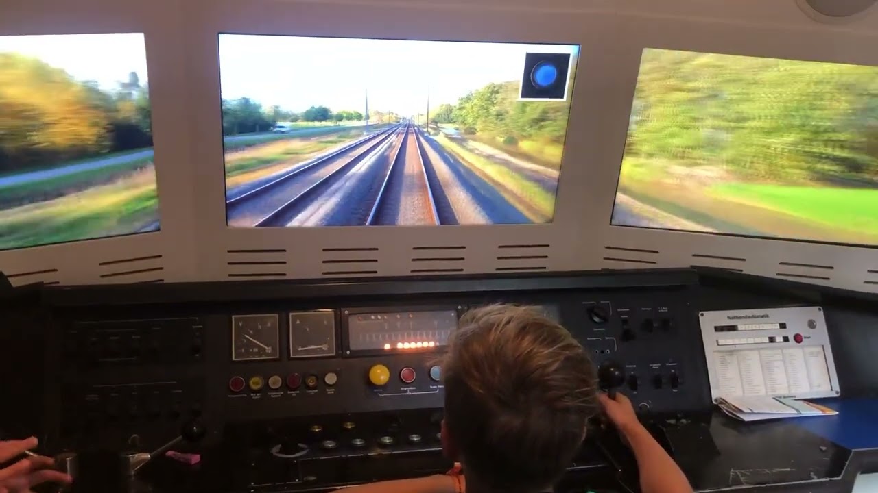 Ik speel een simulator SGM in spoorweg museum in Utrecht