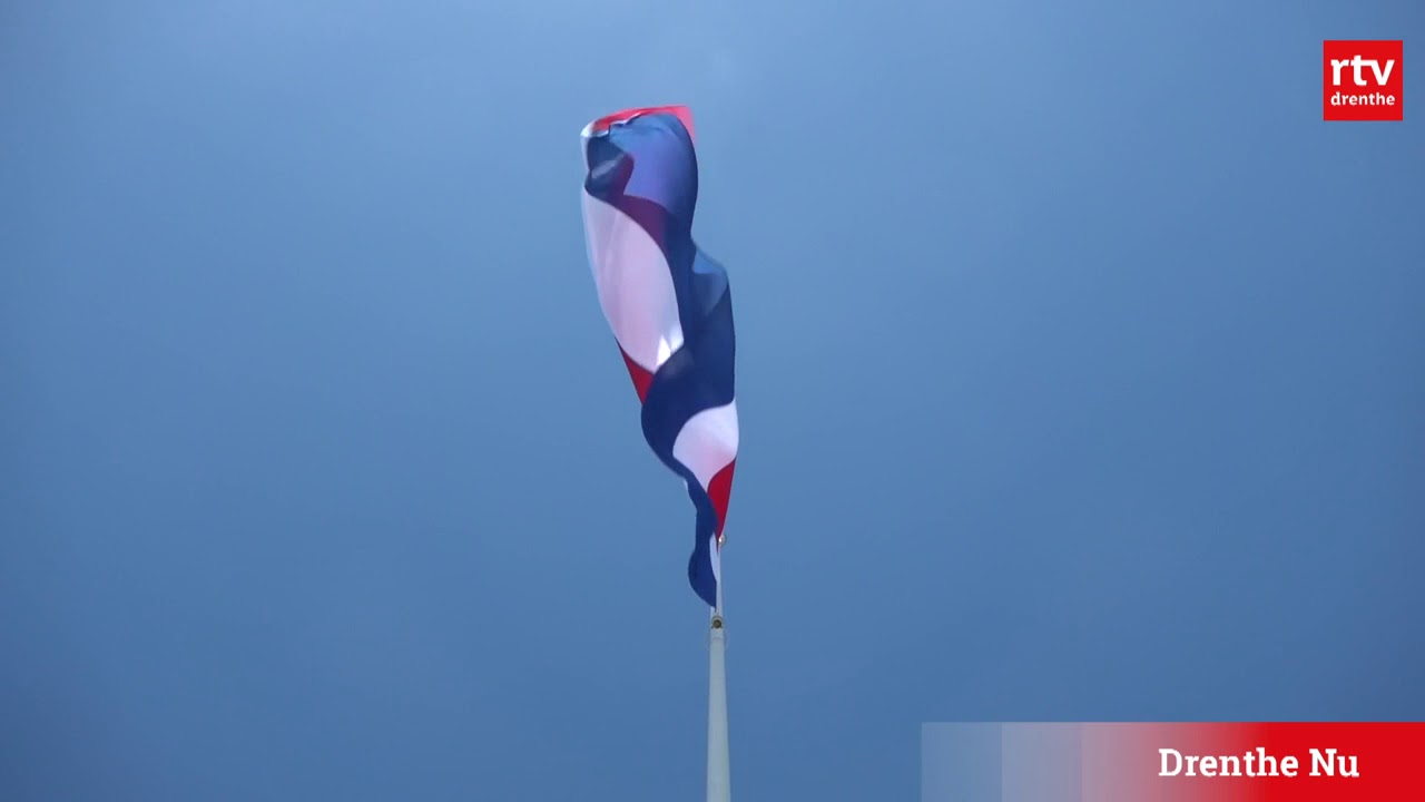 Wat zijn de protocollen bij het ophangen van de vlag?