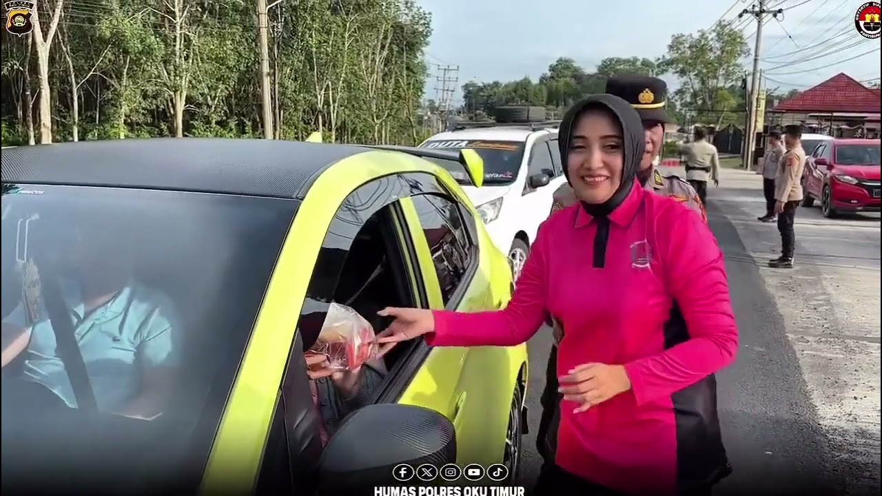 Personel Polres OKU Timur dan Ketua Bhayangkari Cabang OKU Timur Melaksanakan Bagi Takjil  #kapo