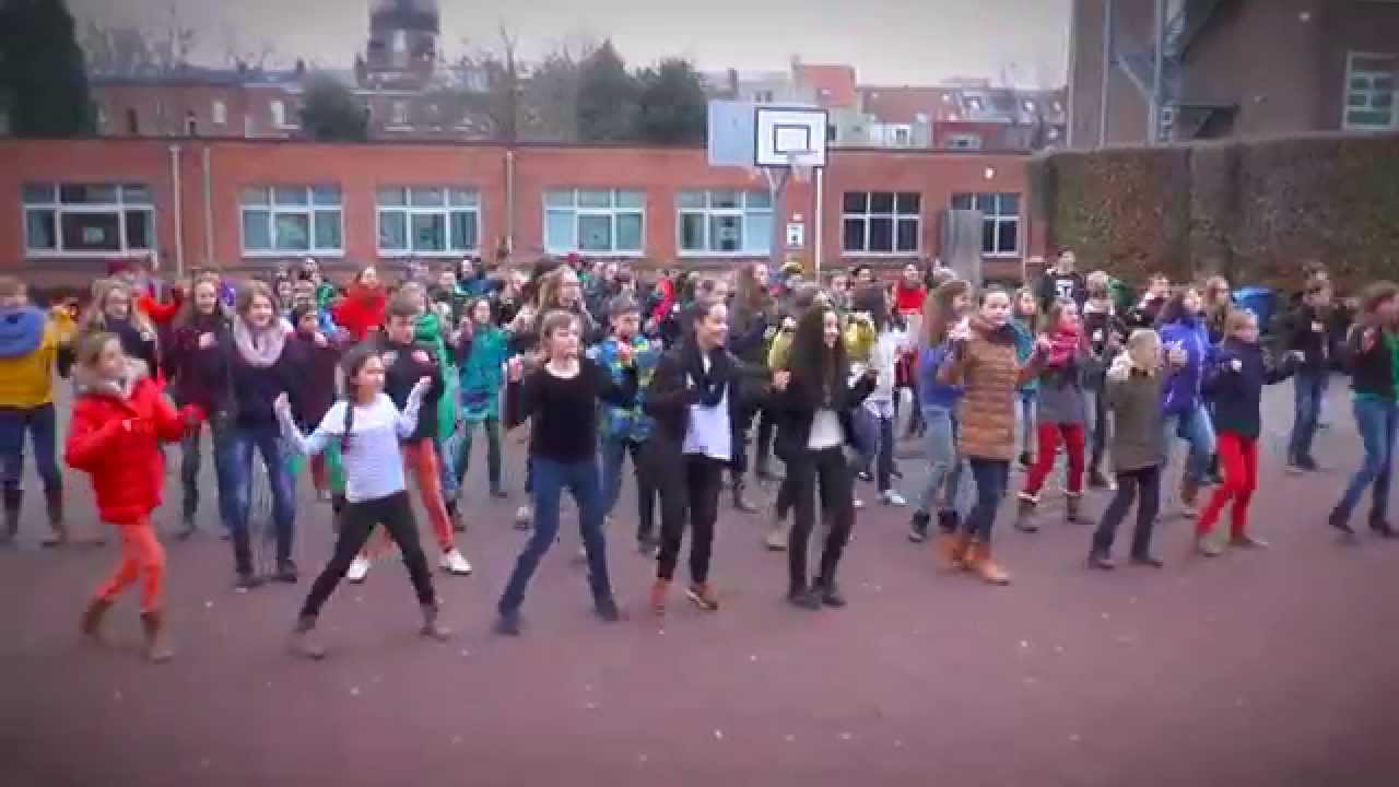 Groepsdans op de speelplaats van Sint-Ursulamiddenschool