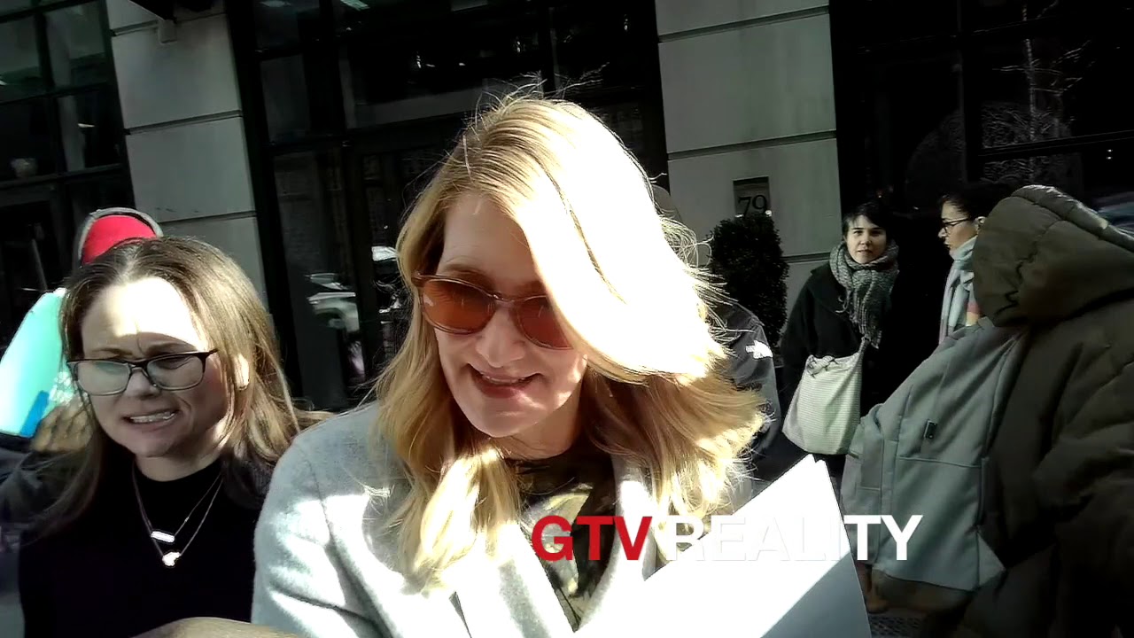 Laura Dern signing autographs on GTV Reality