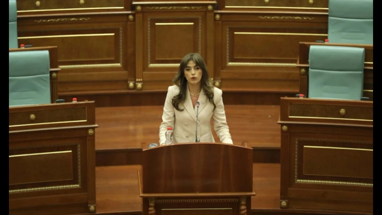 Pas një viti, Albulena Haxhiu zgjidhet kryeparlamentare e Kosovës