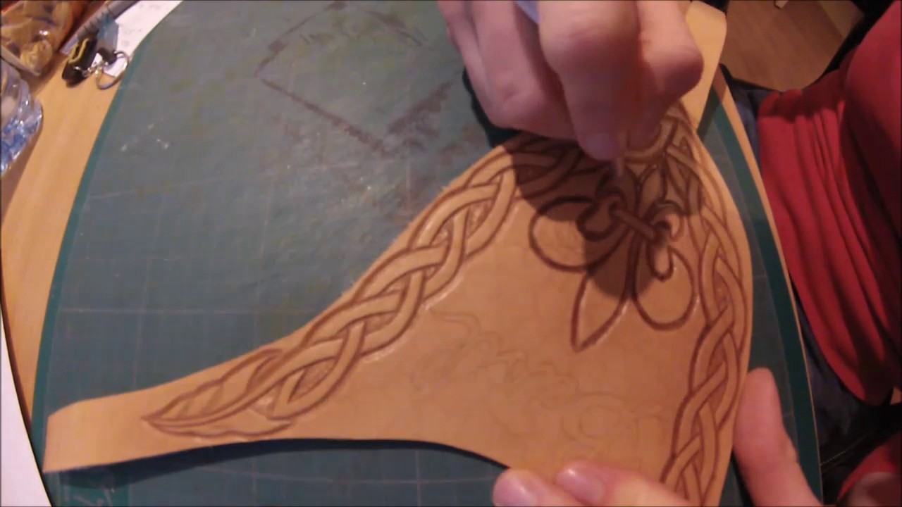 Plastron pour Basil - Repoussage du cuir