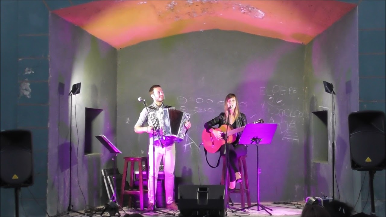 Parte del concierto de Marta Peruga y Alejandro Ruiz Ortega en Colungo (Huesca)