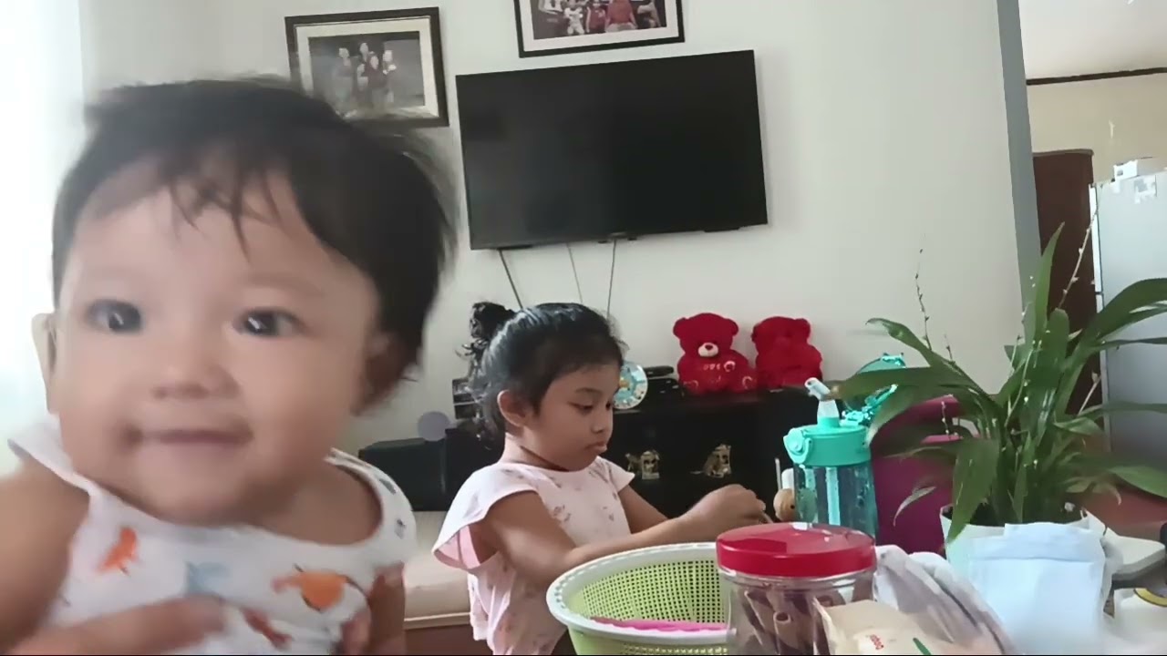 Ano ginagawa  mo...bkit  sya ganyan