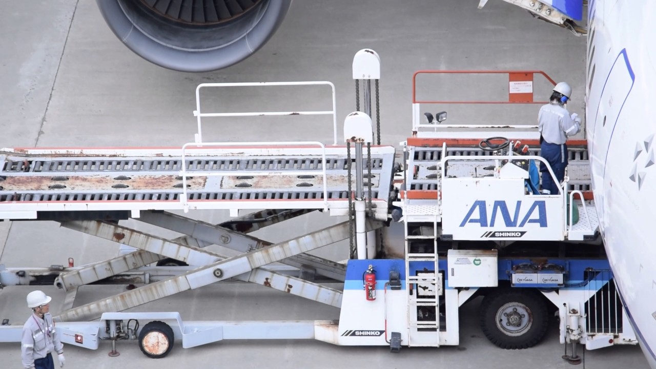 仙台空港　ANA　B767-300 グランドハンドリング　ハイリフトローダーでのカーゴ積み込み