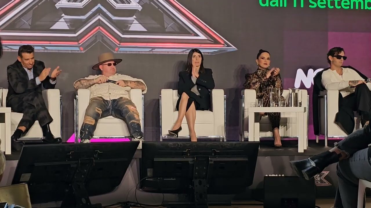 X FACTOR 2025 La prima conferenza stampa con la conduttrice e i giudici è al liceo