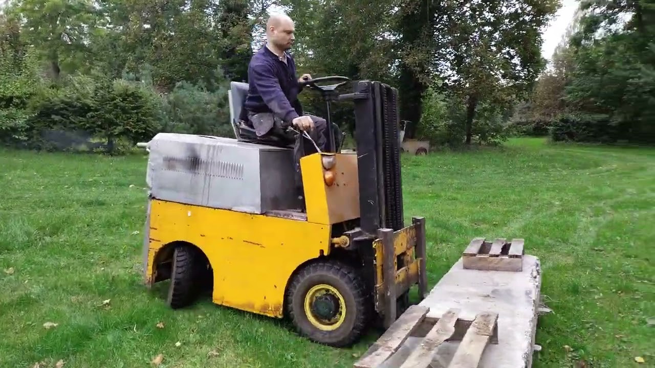 PRACA NA WIDŁAKU RAKU PRZEWOŻENIE PŁYT BETONOWYCH ROBIE PLAC POD DREWNO