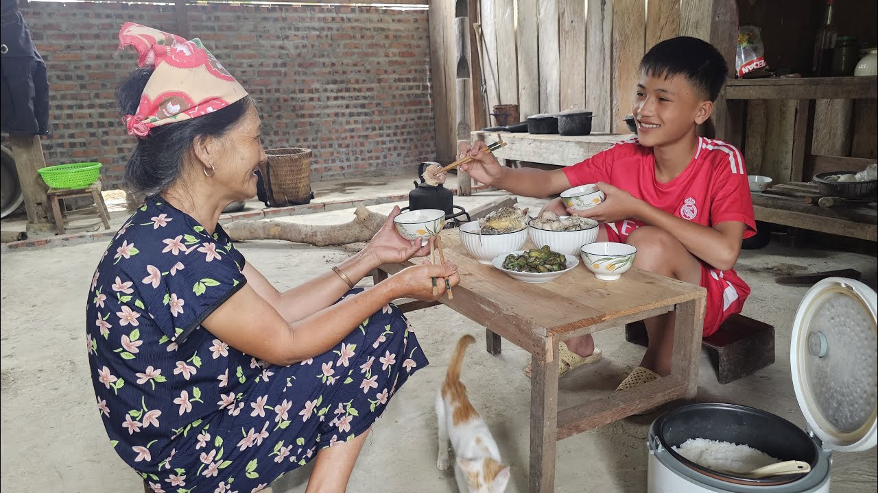 Boy Nam fishes, brings fish to visit his grandmother - Cooks a delicious meal with his grandmother