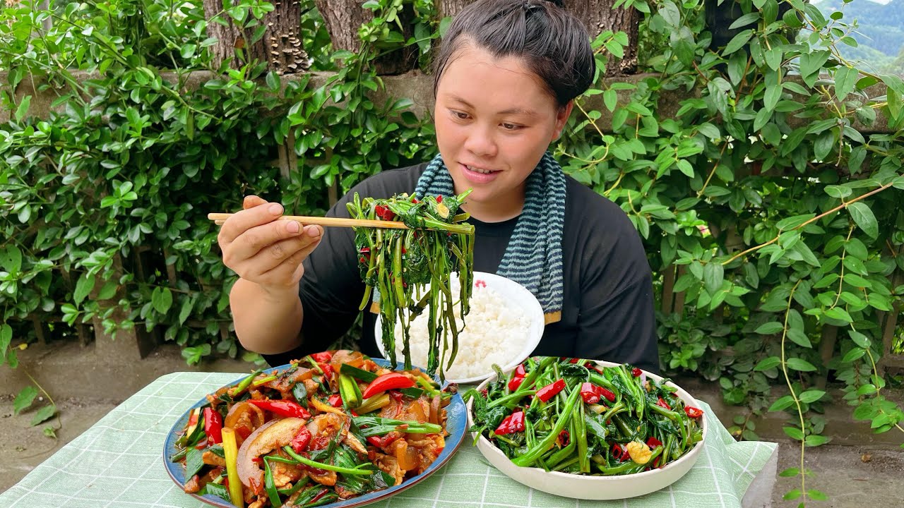There are many vegetables to eat in the countryside一個人的生活很簡單，摘些蔬菜配點肉就是美味的一餐