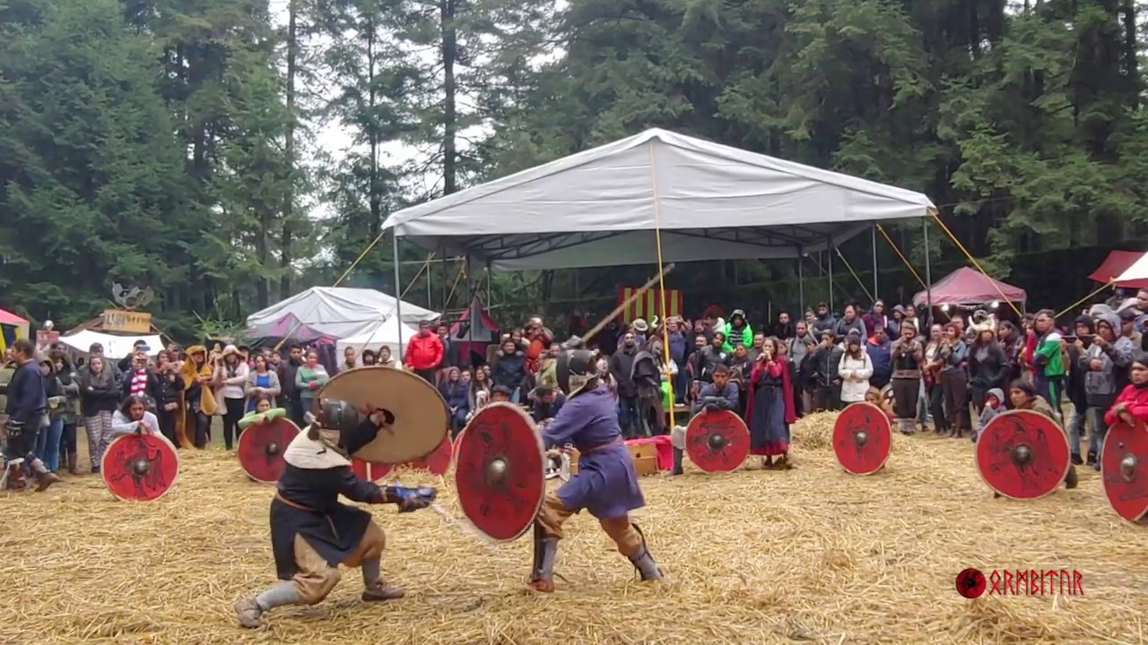 Mujeres Vikingas: Duelo Shieldmaiden con espadas de acero. Ormbitur en Viking Fest 2019