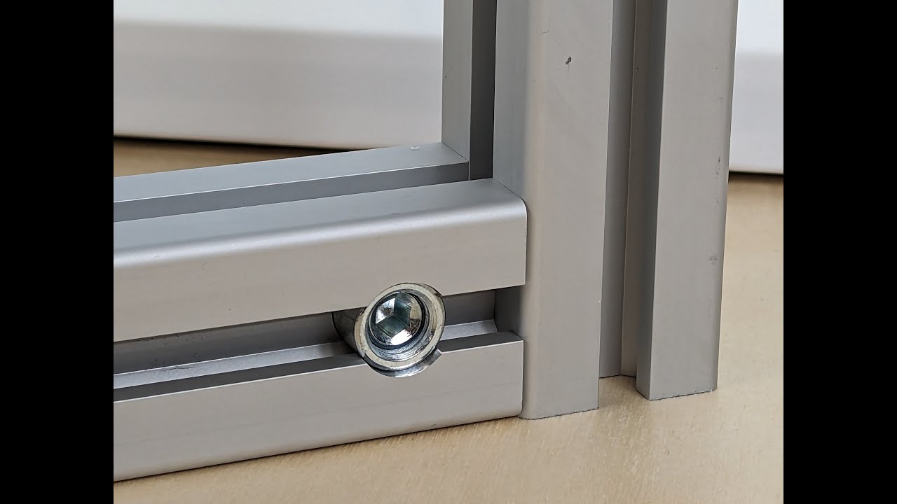 Réalisation d'un cadre en profilés aluminium avec joints de serrage rapide