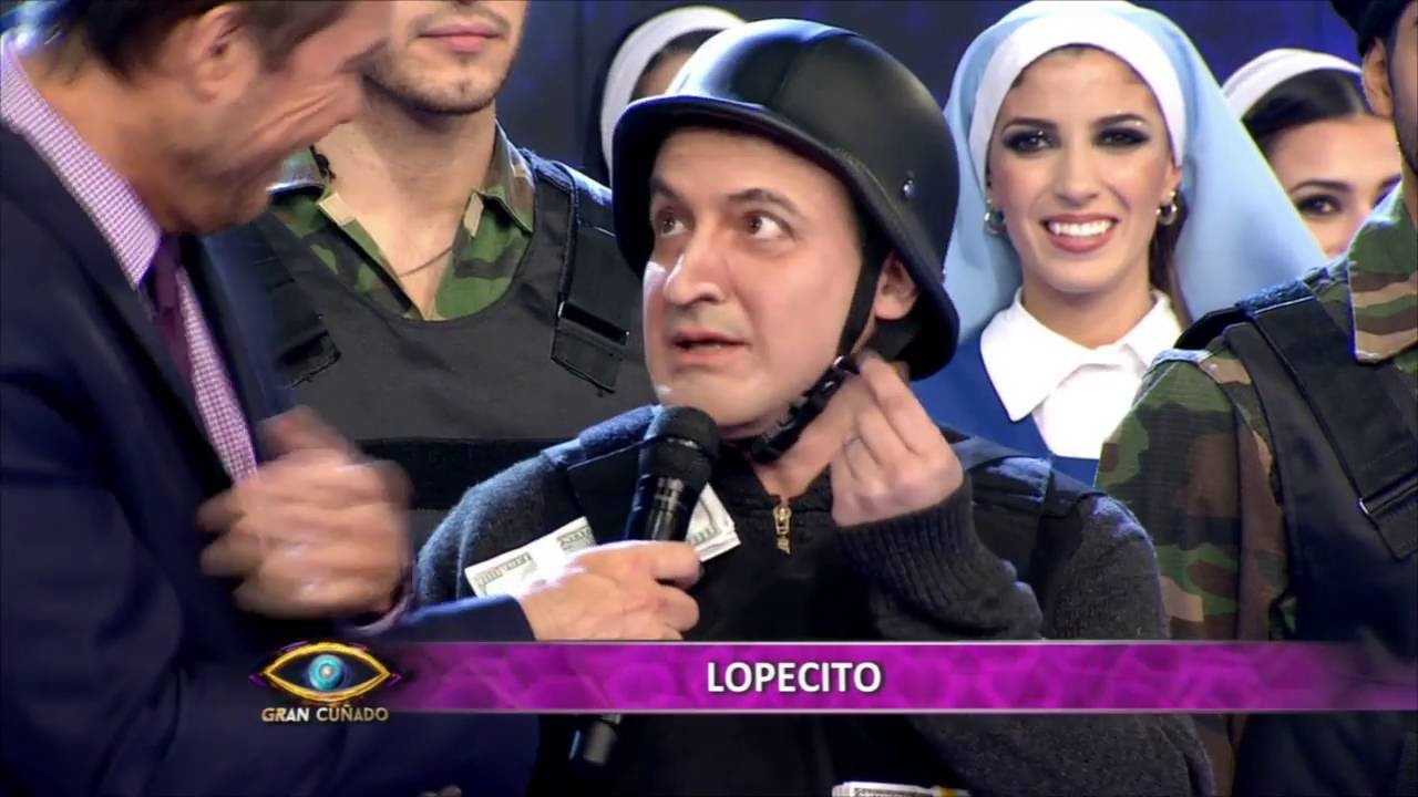 José López, con bolsos y fajos en mano, presentó su musical