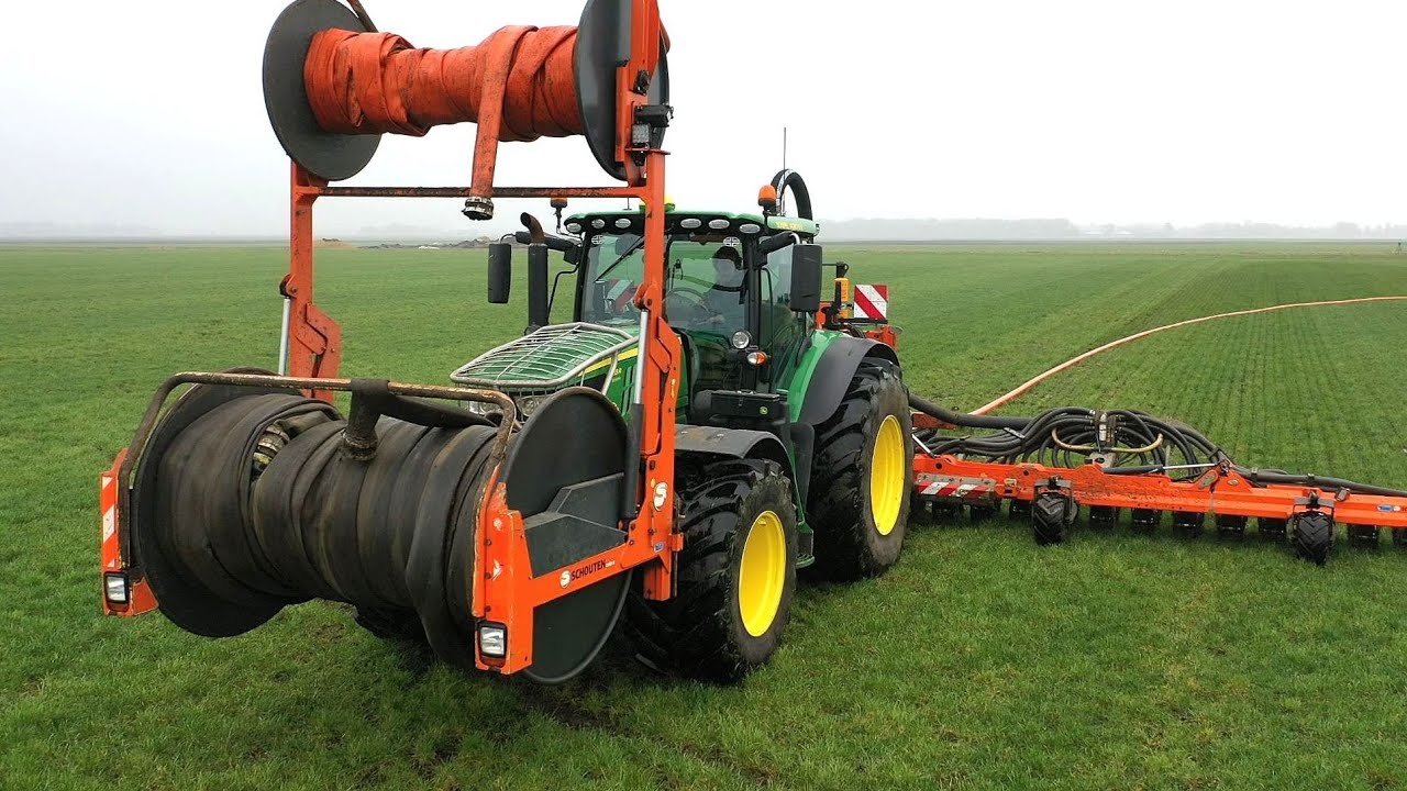 Sleepslang bemesten met JD 7R 290 voor de pomp. Schepel Agro B.V. Hellum.