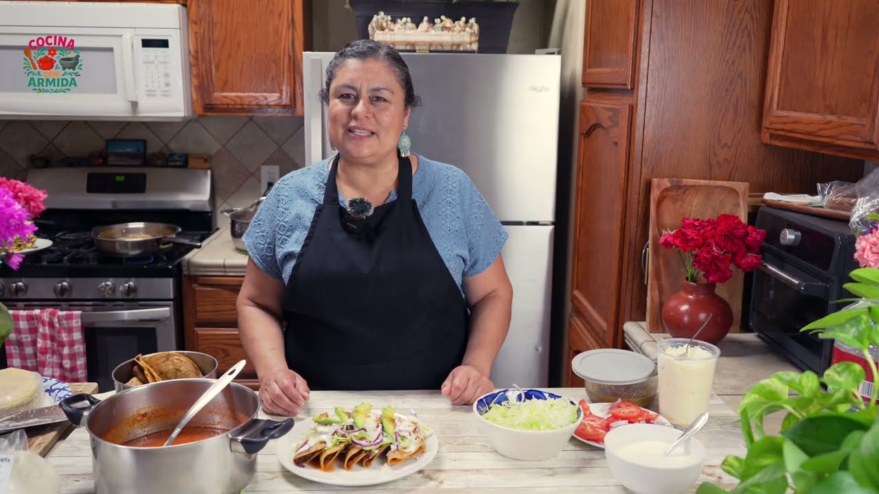 TACOS DORADOS DE CARNE DESHEBRADA