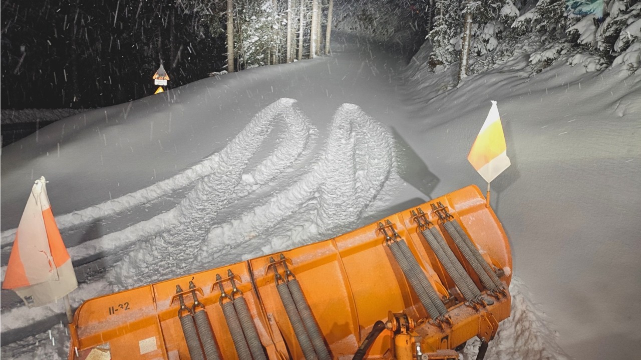 ❄️Extreme snow removal in the mountains❄️Unimog U400 | John Deere #asmr @Agrarvideos Lipperhof