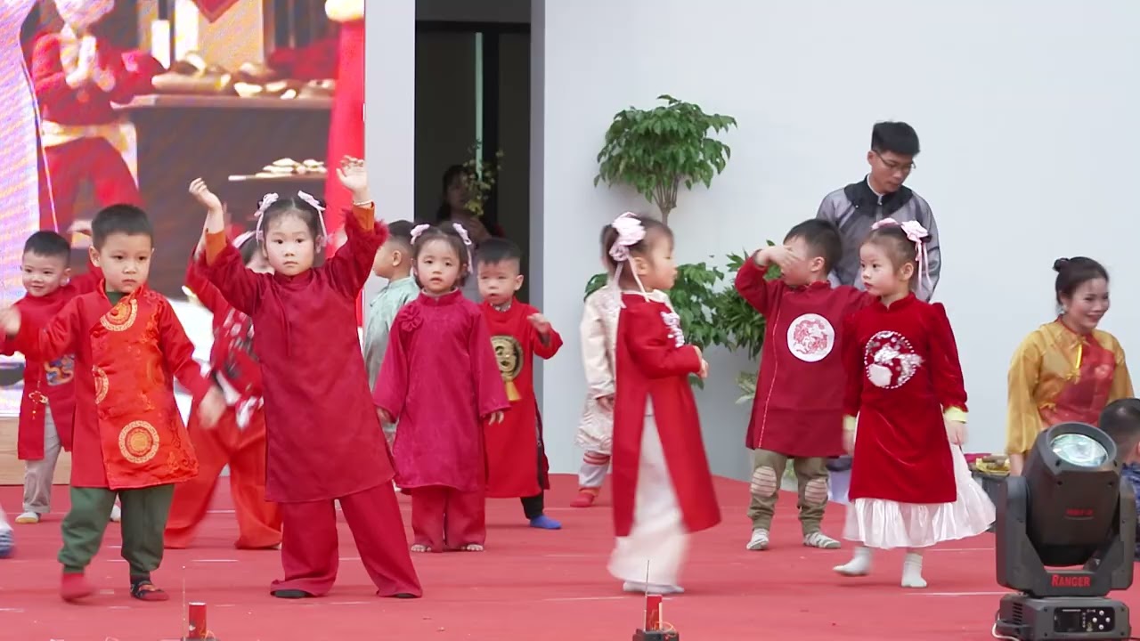 Bé đón tết sang