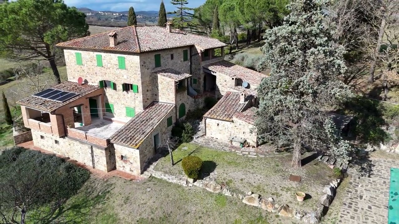 A pochi minuti dal borgo medievale di Casole d’Elsa, affascinante casale toscano con piscina