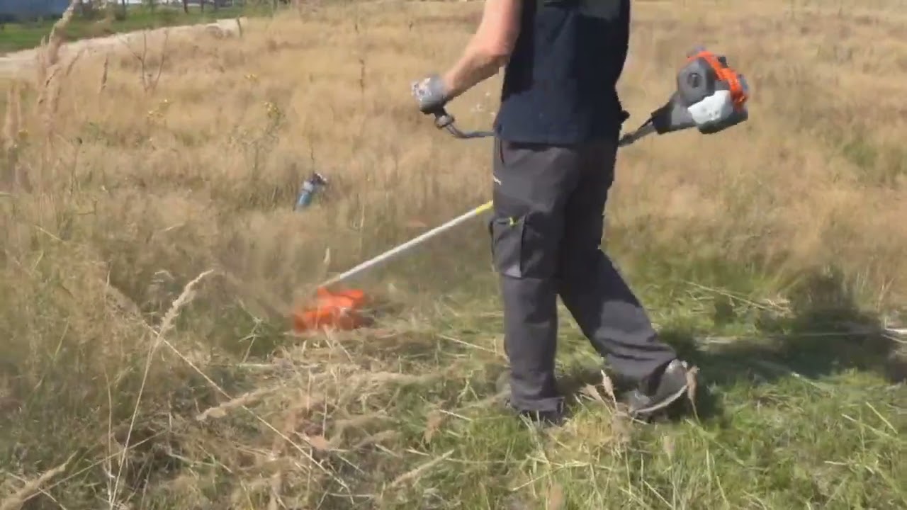 Débroussailleuse Husqvarna 525RX Mark II en action