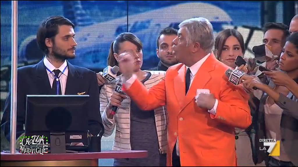 Crozza - Formigoni: lasciatemi passare, che devo prendere l’aereo