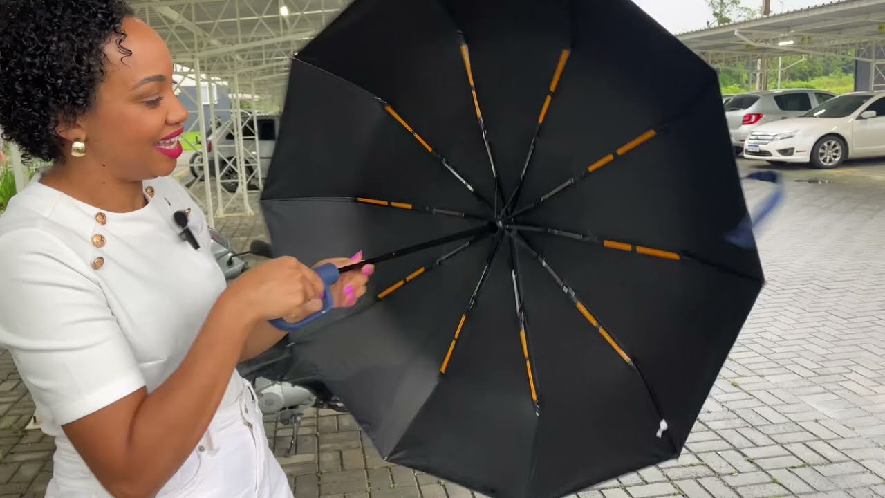 Esse guarda-chuva resistente &eacute; o mais impressionante que j&aacute; testei na vida! 😱☔