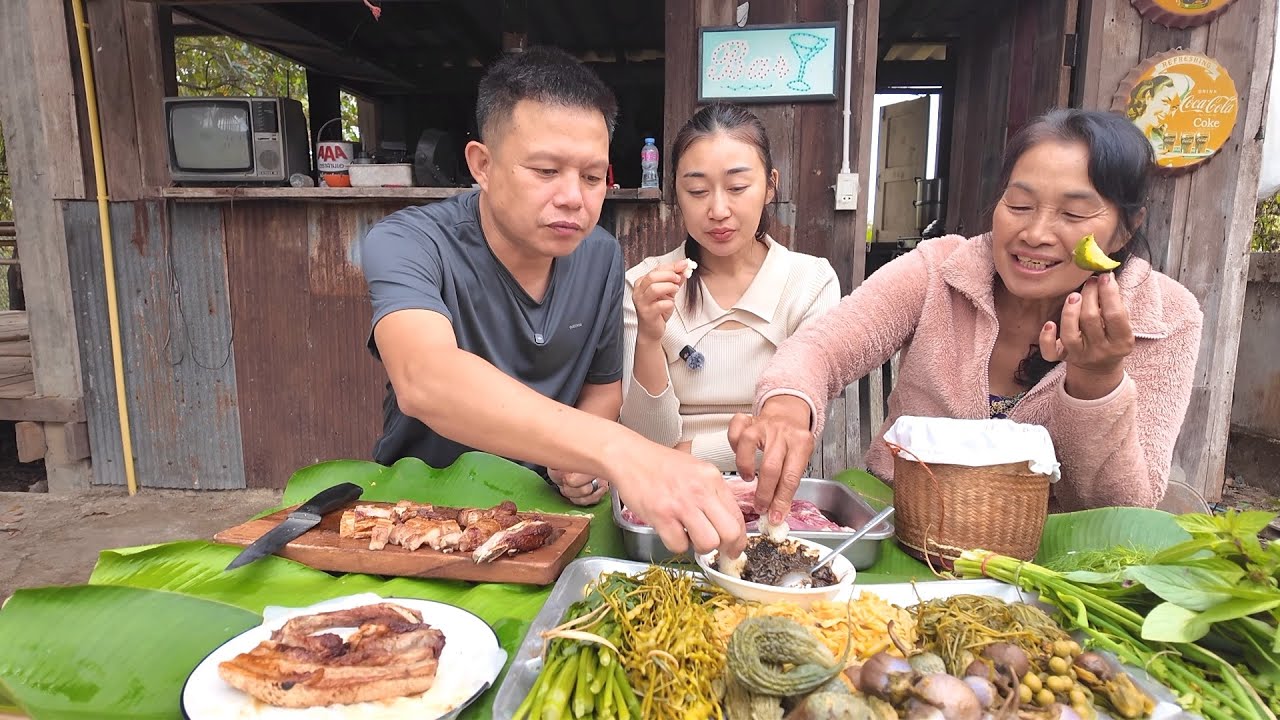 น้ำพริกน้ำปู หมูสามชั้นทอดน้ำปลา นึ่งผัก เมนูทางเหนือครับวันนี้ อากาศก็เริ่มหนาวแล้วข้าวจี่ยายทัน