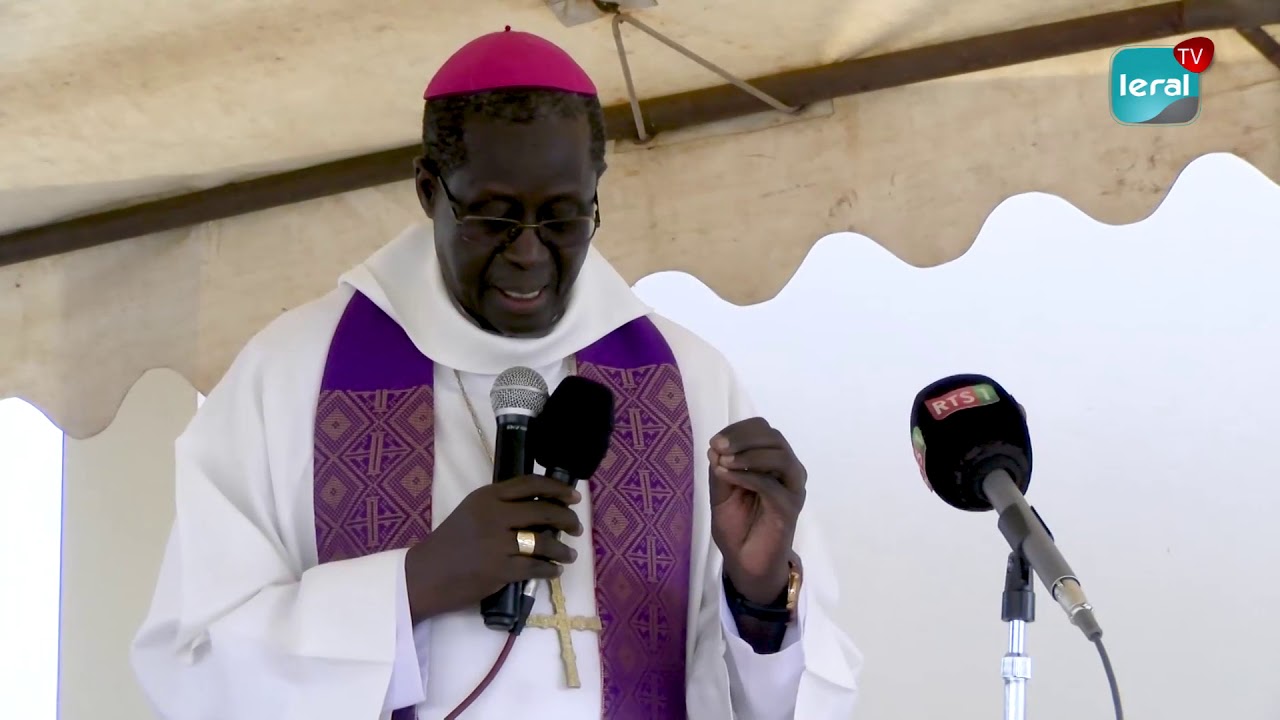 Fête de Toussaint: Cérémonie de bénédiction des tombes au Cimetière  par Monseigneur Binjamin Ndiaye