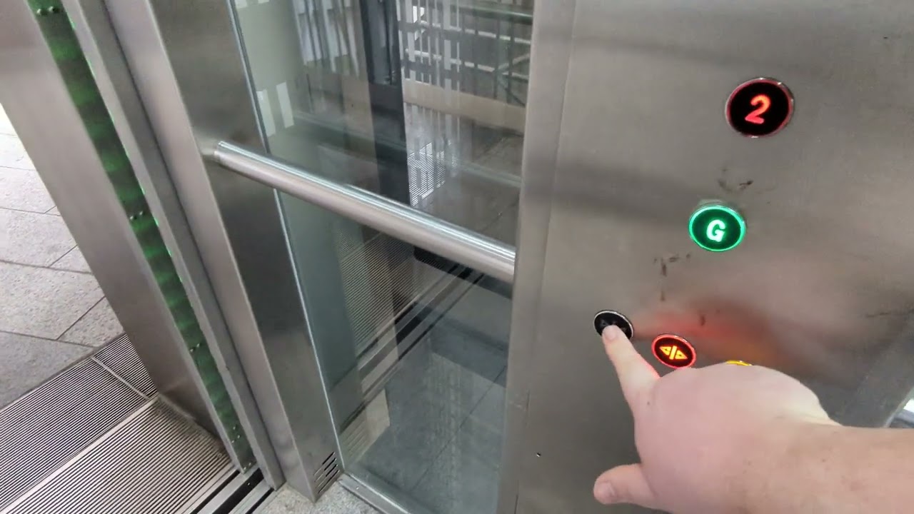 Mitsubishi hydraulic modernised by Griffin lift @ Aldermanbury House Walkway The Barbican