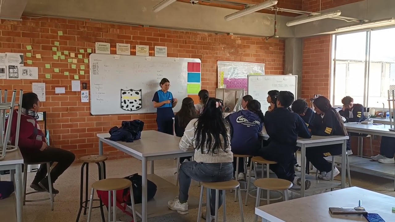 Charla sobre la importancia de la vacunas al  grupo de investigación andrómeda