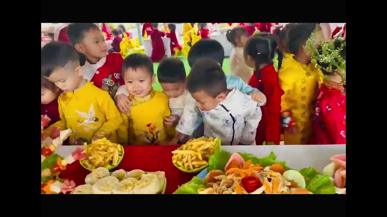Bé vui đón tết