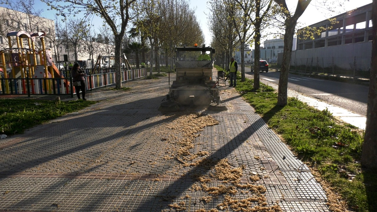 Limpieza viaria y baldeo en Plaza Híspalis y Avenida de Oslo