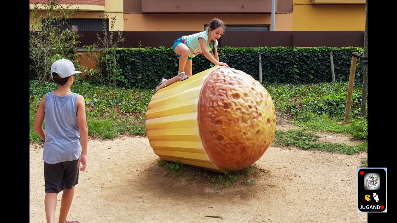 Jugando en un parque de cosas grandes