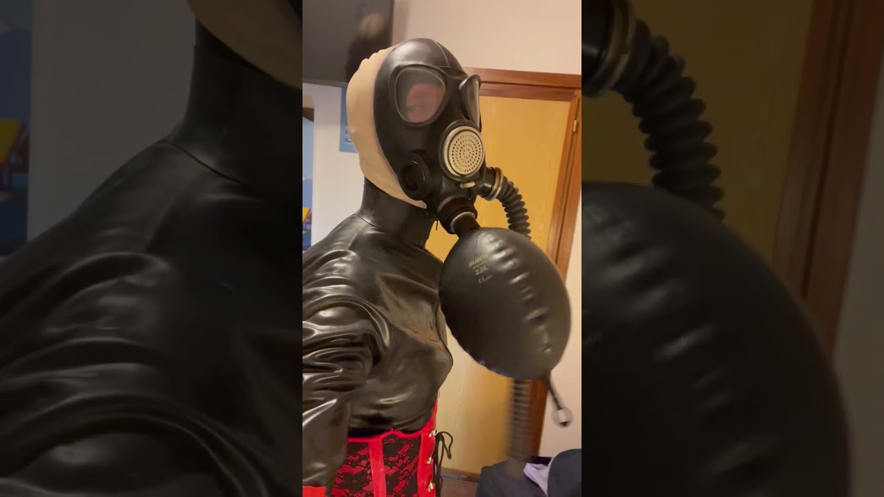 Latex, corset and gamask: the perfect tris #latex #corset #gasmask #rubber #latexfashion