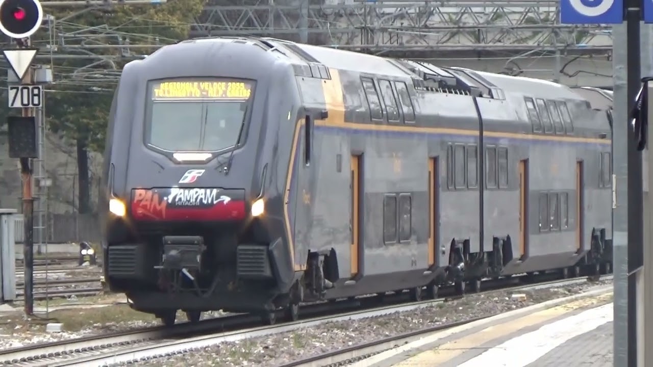 Treni della prima mattina nella stazione di Milano Porta Garibaldi