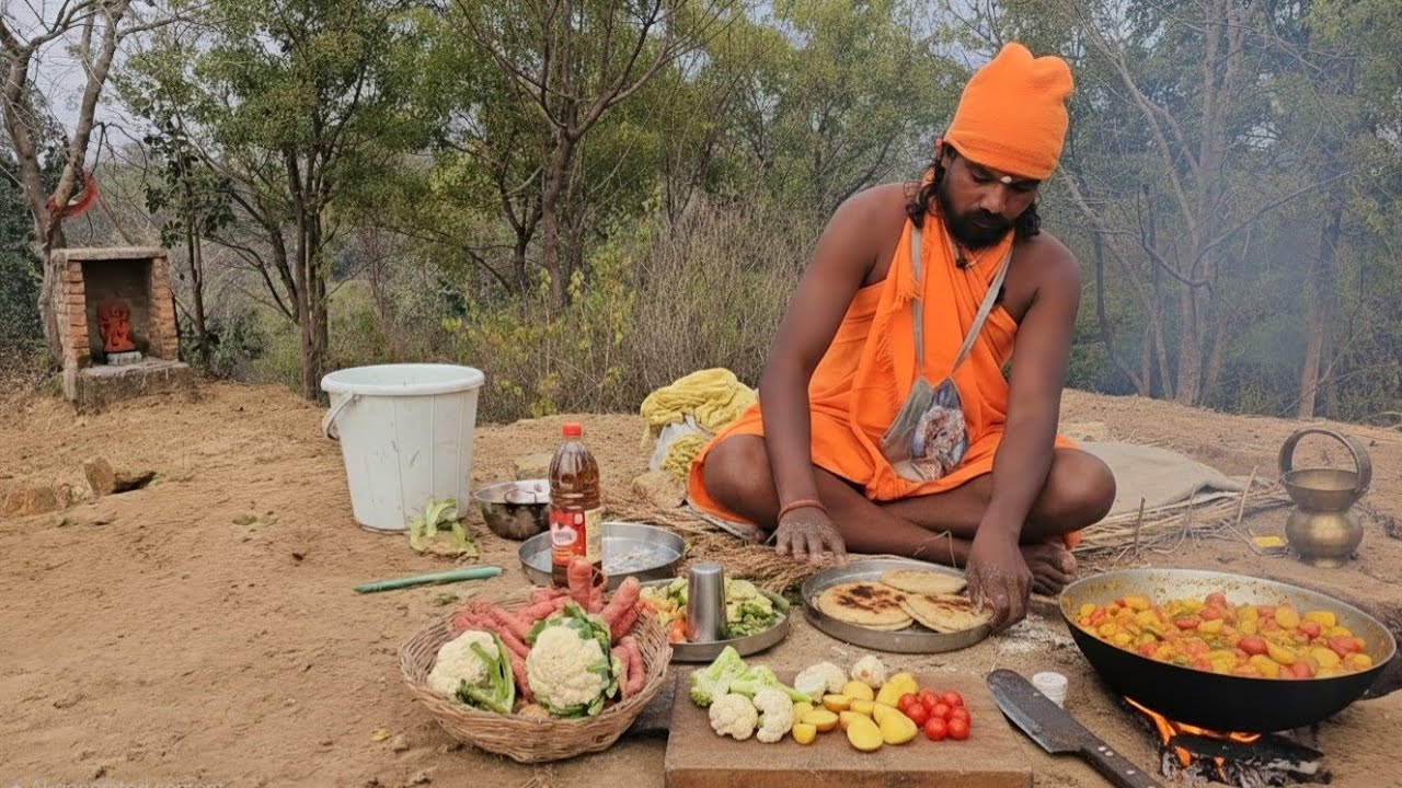 सिद्ध बाबा की पहाड़ी के नीचे बाल वैरागी संत जी  सात्विक टिक्कड़ प्रसादी