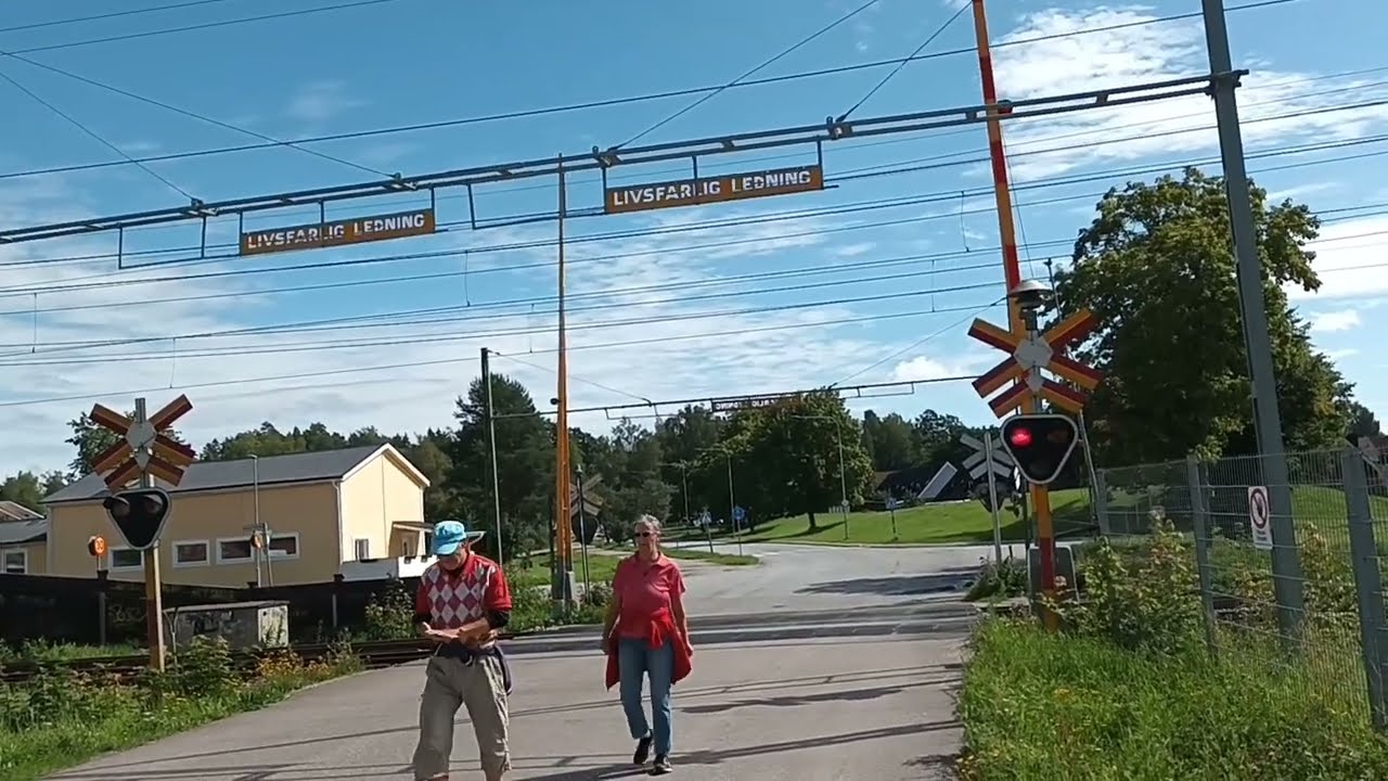 X52 Reginatåg Tåg i Bergslag & X40 dubbeldäckare passerar plankorsning i Hovsta