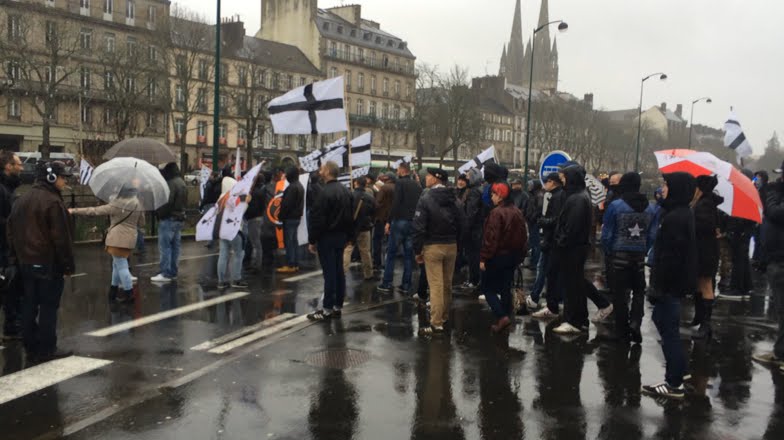 Face à face tendu entre Adsav et antifascistes
