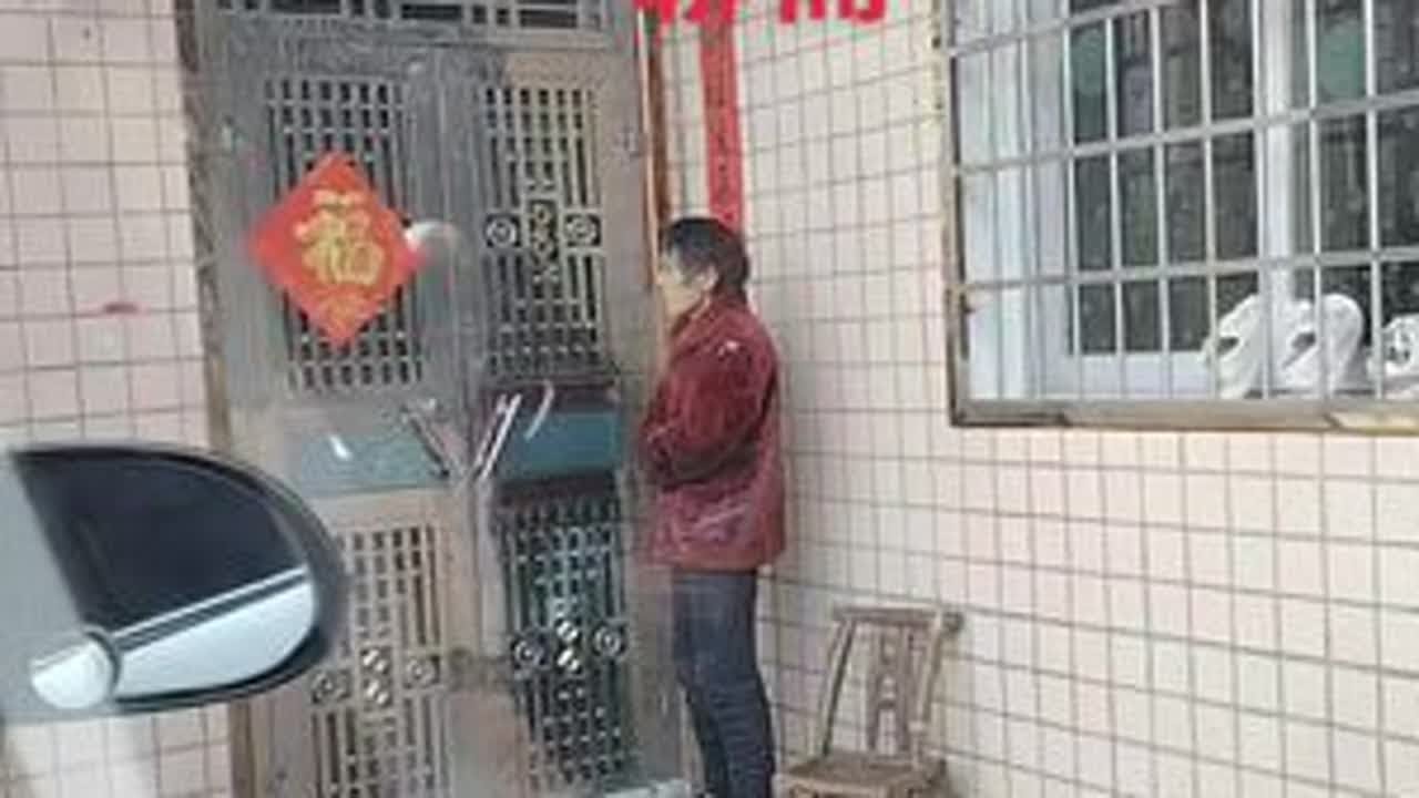 #阿尔兹海默症是不是都一样？一个人自言自语，但是20年前的事都会记得