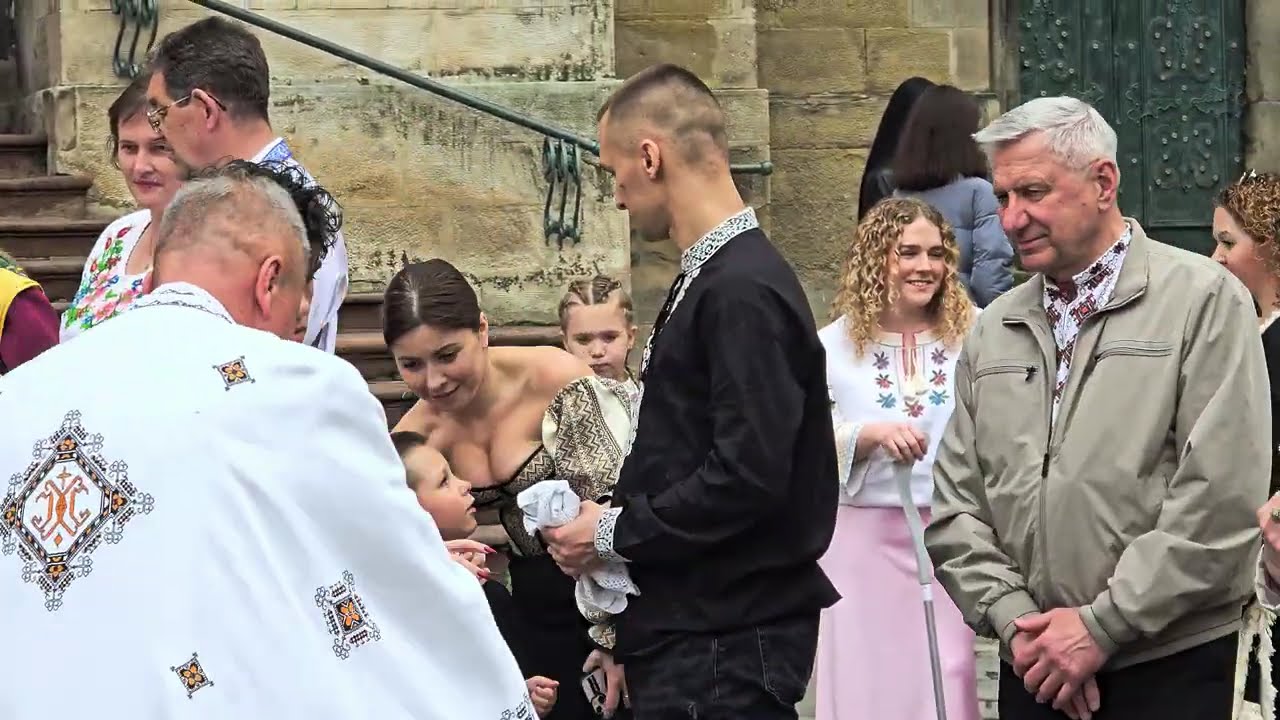 Львів, освячення пасхальних кошиків на площі Музейній