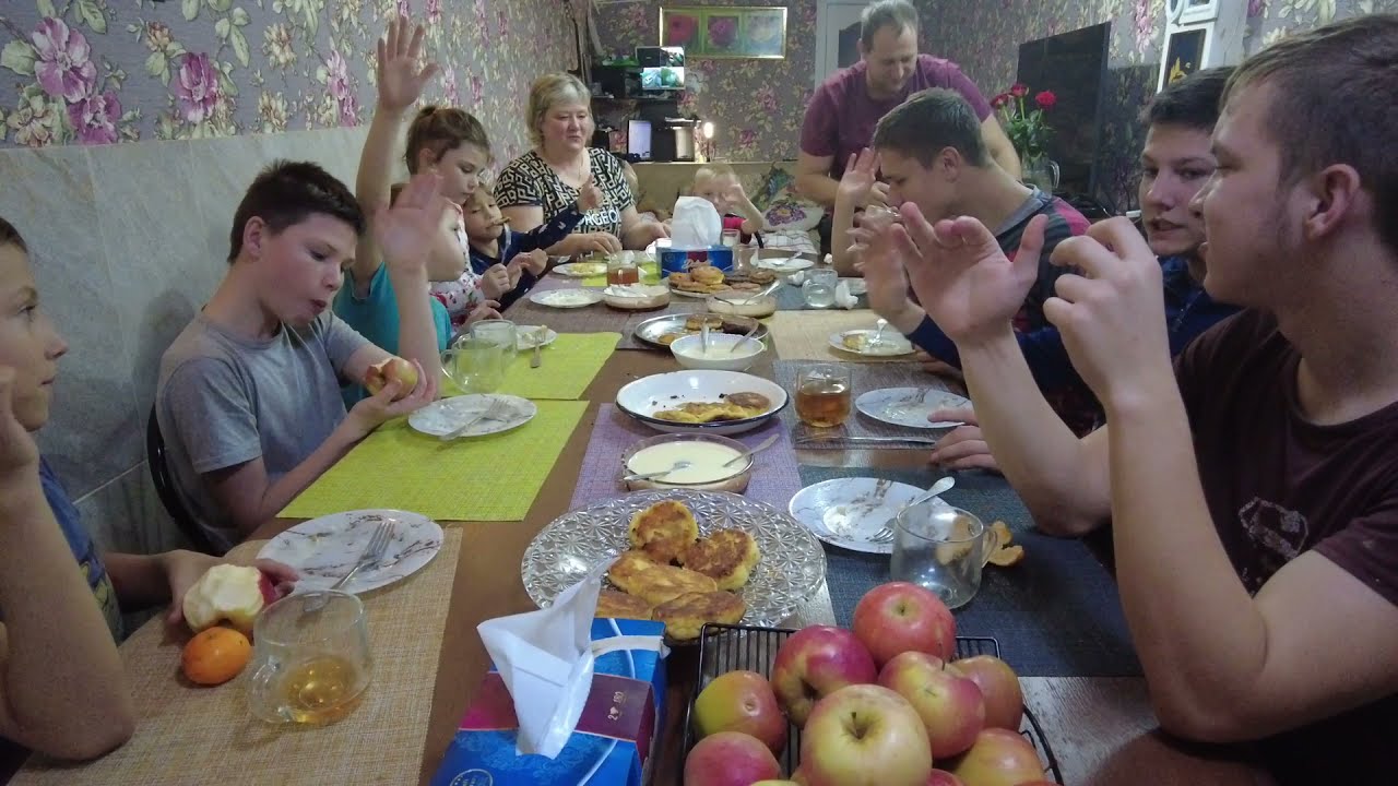 МУКБАНГ. Сырники. Сгущенка. Сметанка. Полдник в большой семье