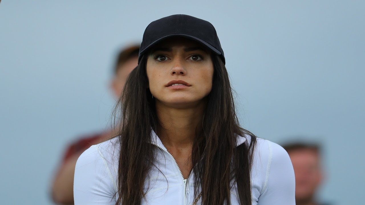 Pole vaulter gives fans something extra