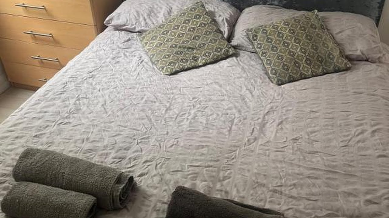 Redecorated Double room with shared bathroom -rm3 | London, United Kingdom | Hotel Review🏨